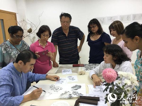 ë����˹�W(xu��)�T���ھ۾������^Ħ�ώ�ʾ���� ë����˹�Ї��Ļ����Ĺ��D