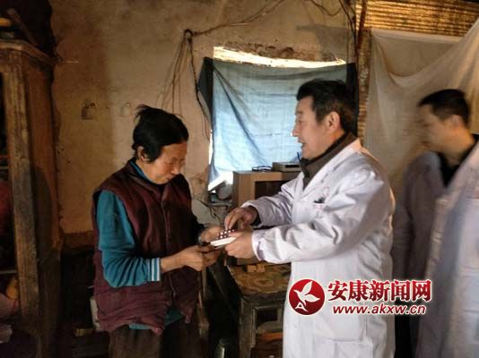市人民醫(yī)院免費給貧困戶送藥.jpg
