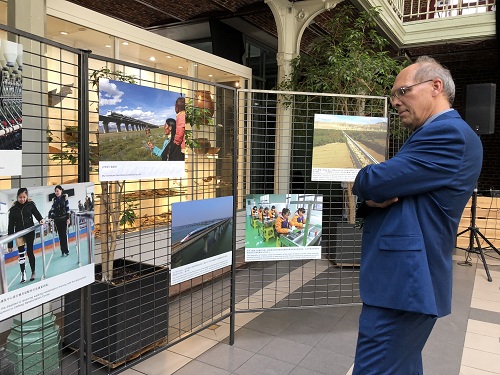 ���Ї��l(f��)չ���DƬչ�ڱ����r(sh��)�e�k