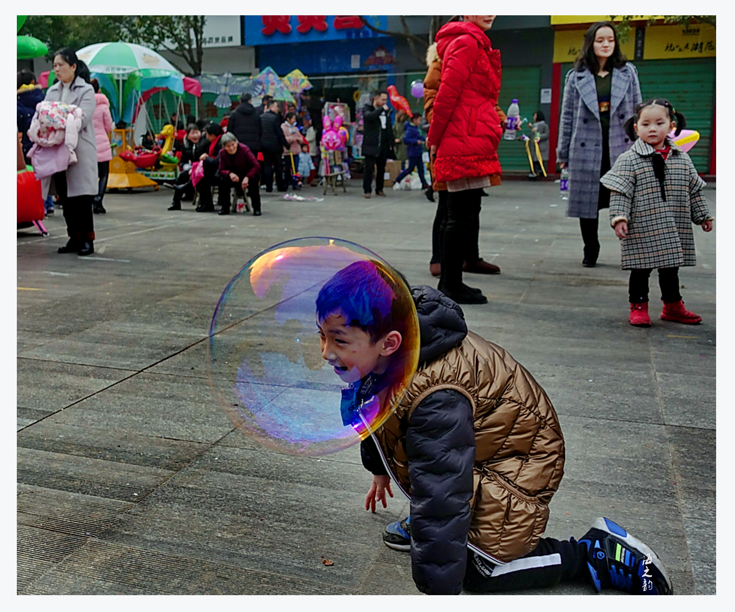 ���³�һ������Ѯ�ף���� �V��һ�ǎׂ�(g��)���ӱM��Ĵ��������������Ĕz�ǶȾ������������к����ƺ��^����������  Ѧ����   �z.jpg