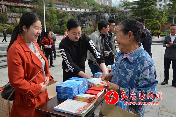 嵐皋縣司法局大力開(kāi)展“掃黑除惡”宣傳 營(yíng)造全民參與濃厚氛圍11.jpg