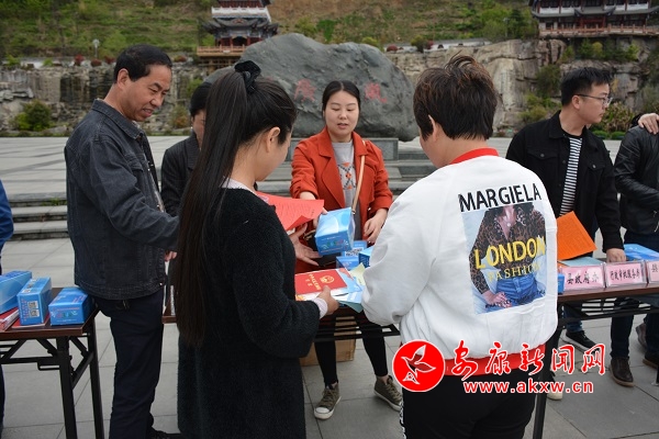 嵐皋縣司法局大力開(kāi)展“掃黑除惡”宣傳 營(yíng)造全民參與濃厚氛圍22.JPG