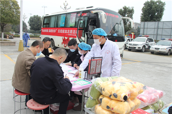 人民警察一心為民，捋袖捐血鐵血柔情——安康市公安局積極開展冬季獻(xiàn)血活動(dòng)
