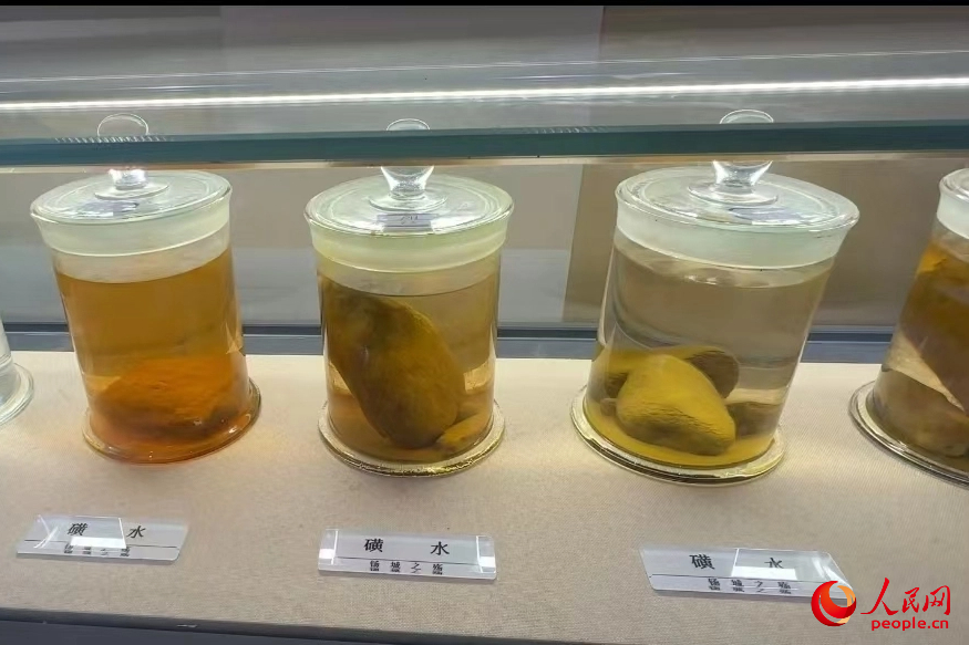 白河縣礦山生態(tài)修復(fù)科普教育示范基地展示的“磺水”。人民網(wǎng)記者 白鴿攝