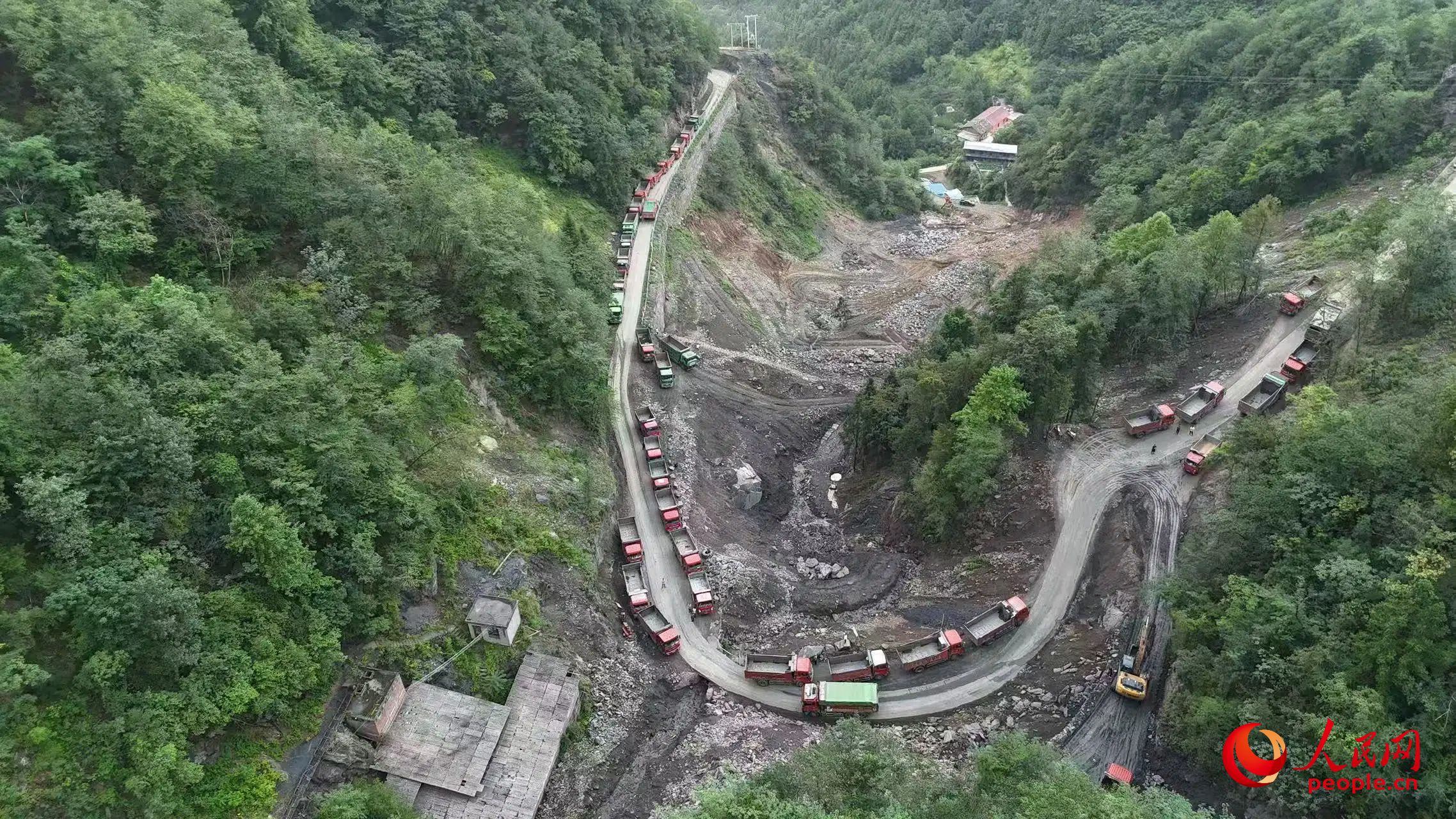 清運(yùn)礦渣的卡車停在工區(qū)。受訪者供圖
